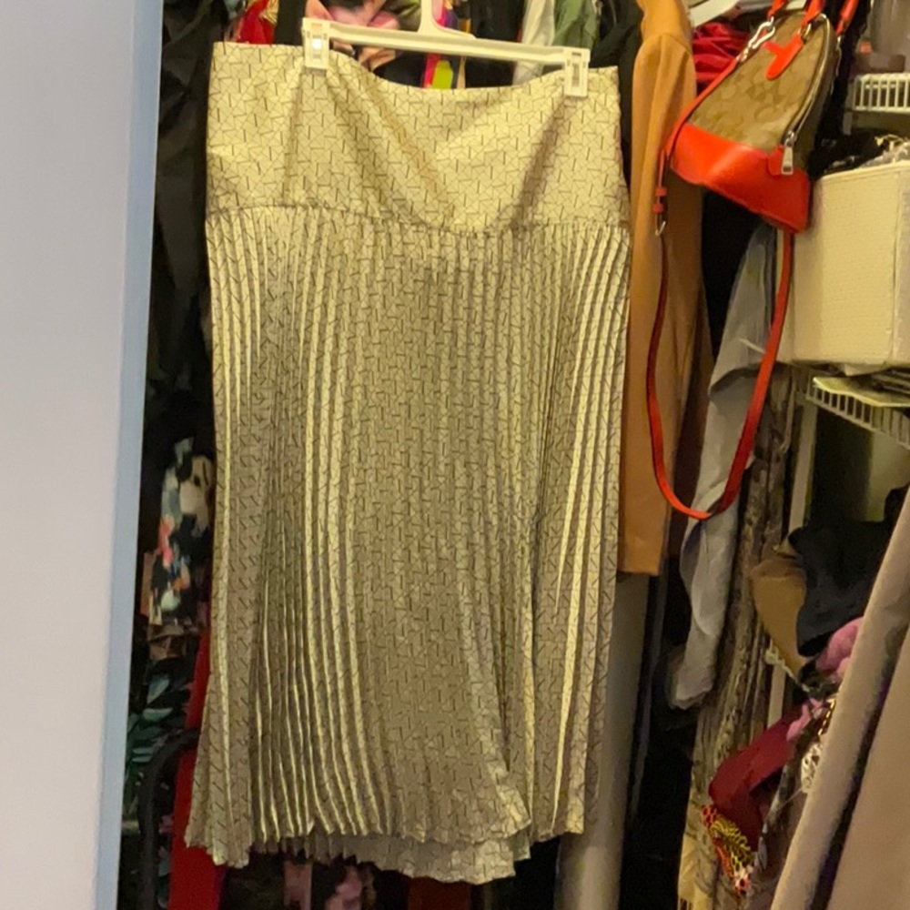 Black and cream pleated skirt